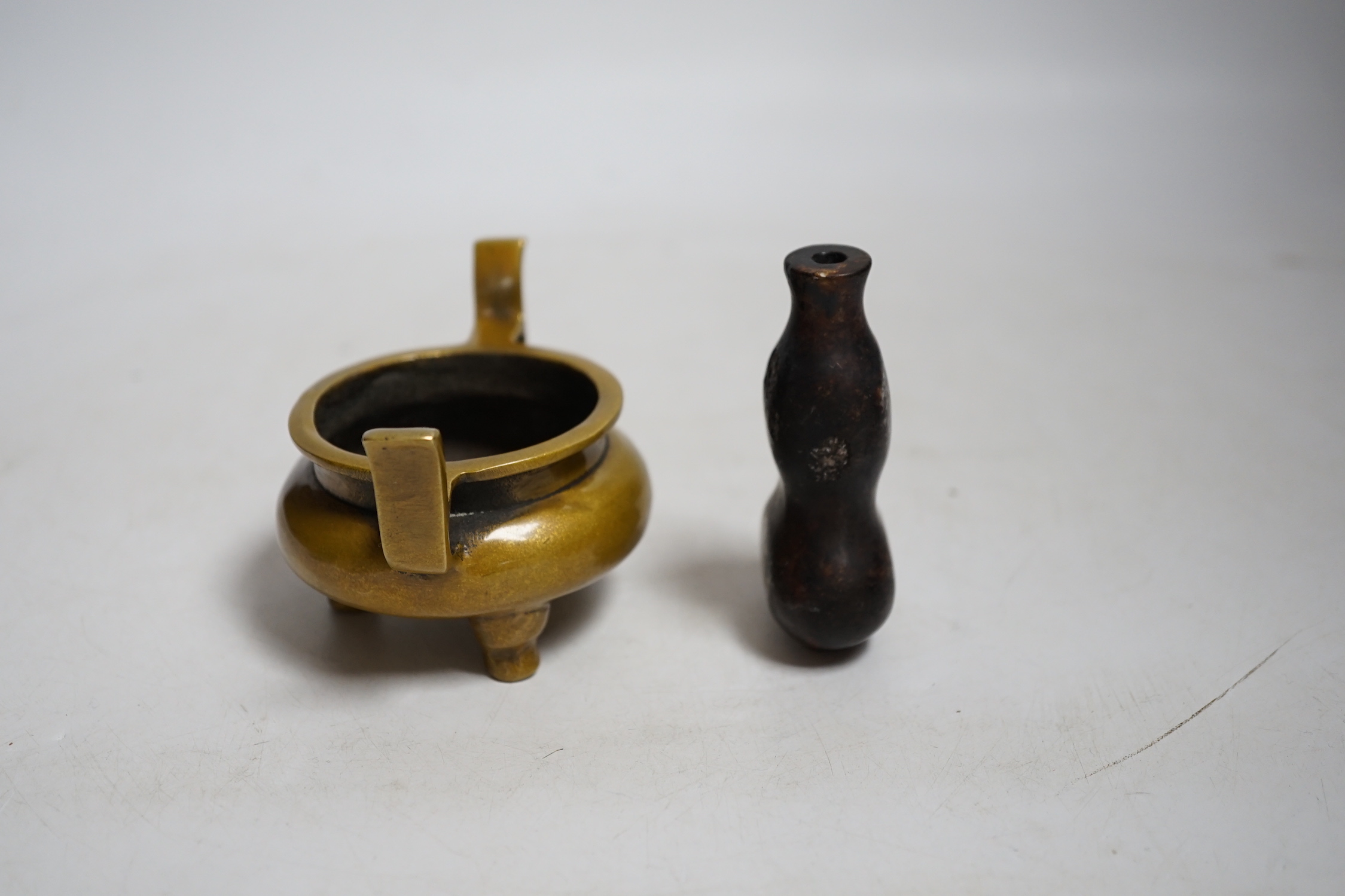 A Chinese bronze censer and a hardstone snuff bottle, 7.5cm